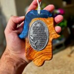 ברכת הבית, בעברית ובאנגלית, מעץ זית ואפוקסי כחול.